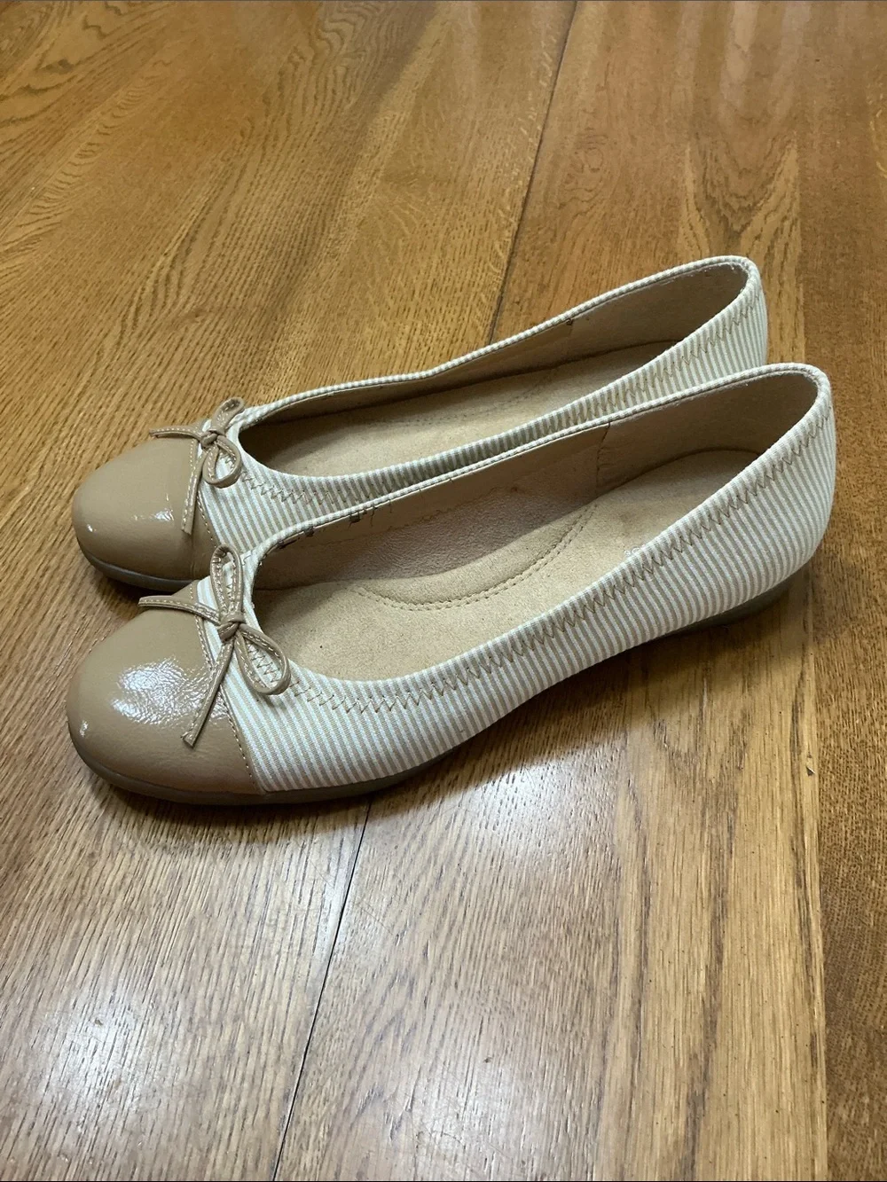 Woman’s AEROSOLES tan/white stripe flat with toe cap. Size 8.5. Bow.